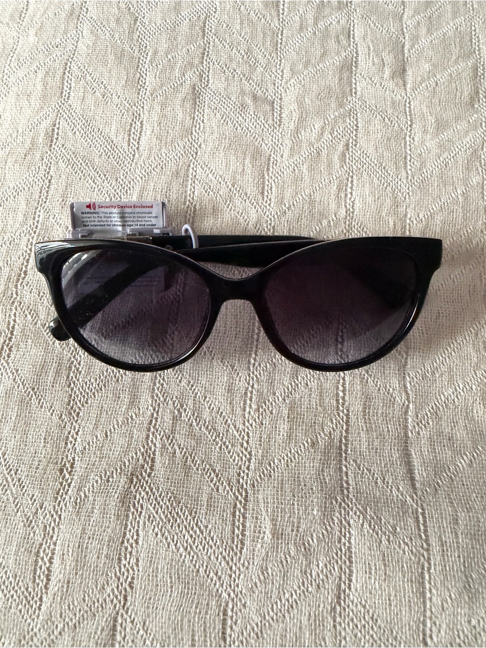 Jennifer Lopez Black Cat-Eye Sunglasses with Gradient Lenses